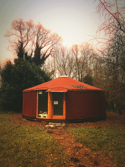 In deze yurt komt de mannencirkel Gentle Men in Aalst samen.